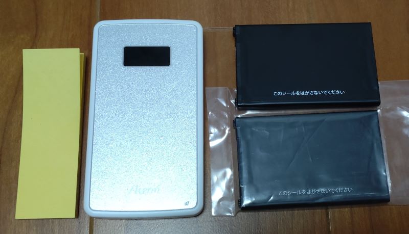 NECのモバイルルータと電池パックの写真