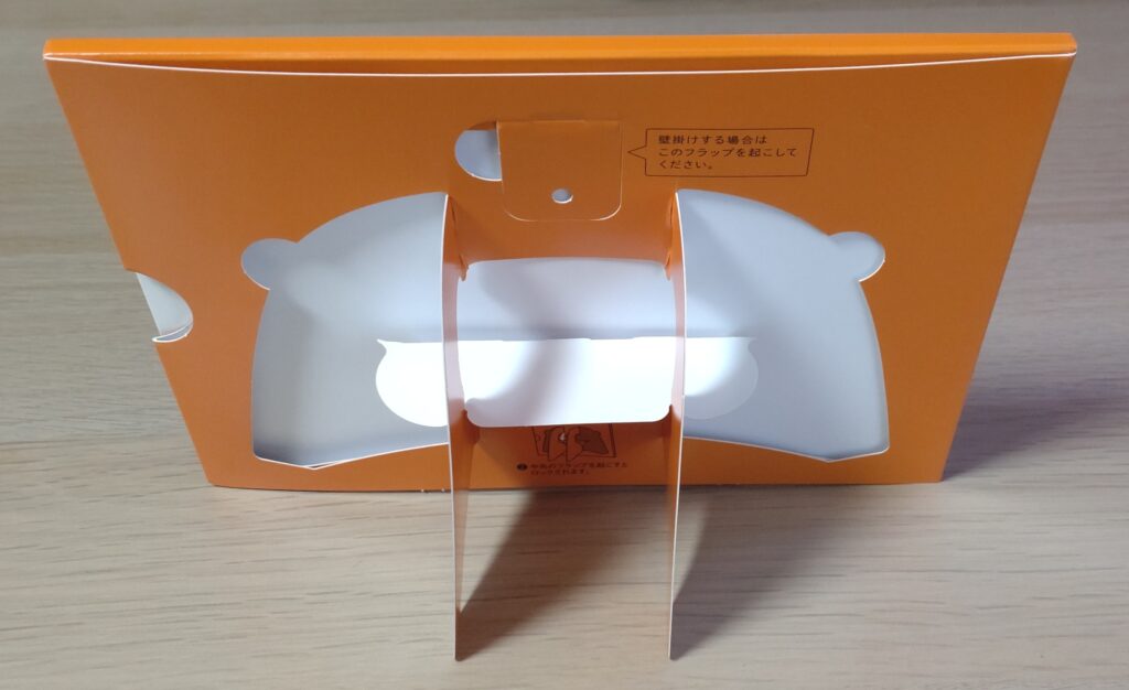 DNP株主優待カレンダー（2026年版）を背面から撮影した写真。折りたたみ式のスタンドで机に立てかけて使える構造が分かる