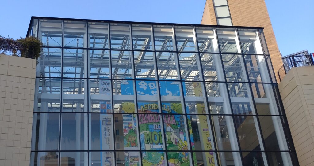 イオンモール多摩平のガラス張り外観