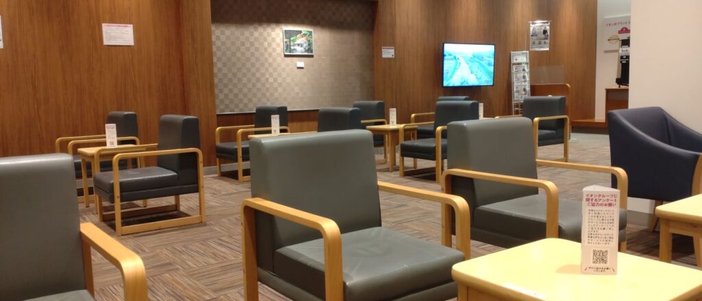 イオンラウンジ日の出の座席と雰囲気|静かで落ち着いた室内の様子