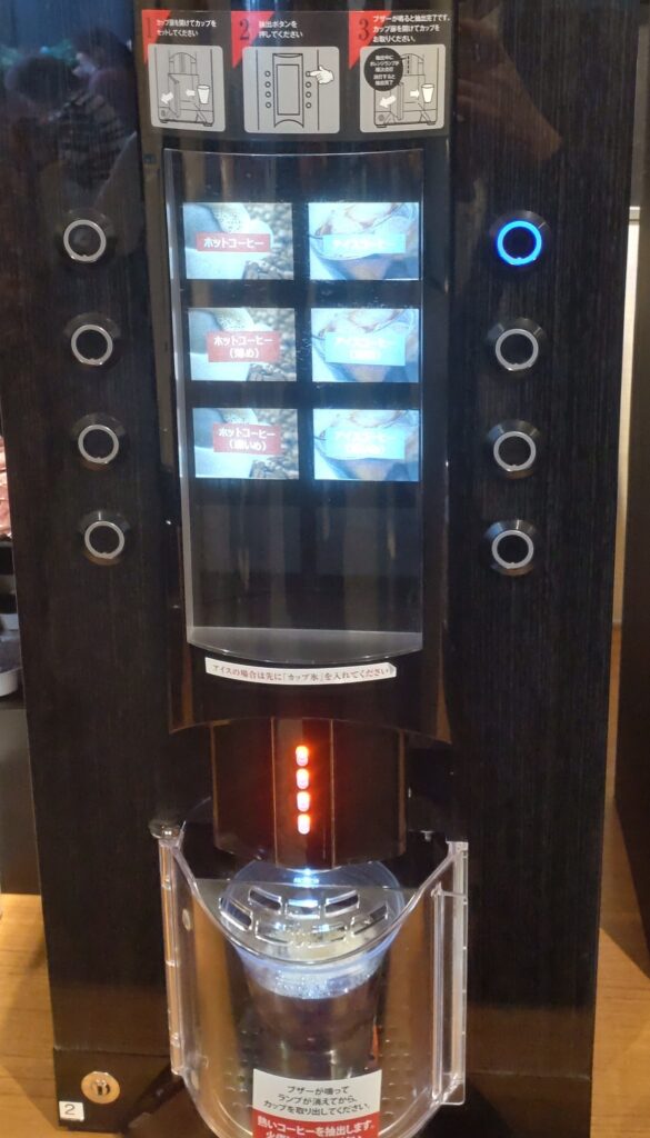 イオンラウンジ豊田のコーヒーマシン。ホットコーヒーとアイスコーヒーが選べる
