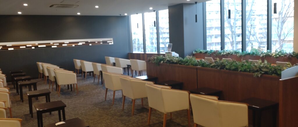 イオンラウンジ豊田の店内全体の様子。落ち着いた雰囲気で座席が整然と配置されている