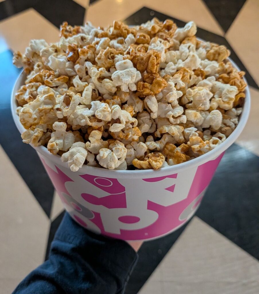 イオンシネマの株主優待で無料でもらったキャラメル味のポップコーン